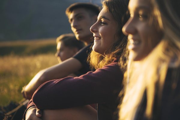 groupe de jeune regardant vers l'avenir, horizon, sourires